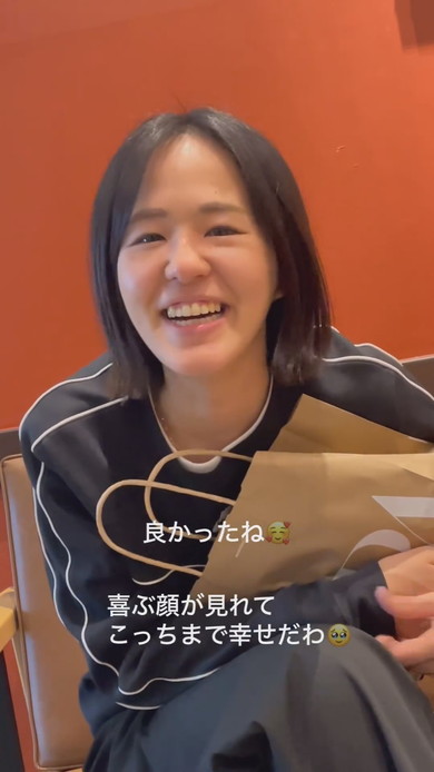 妻にサプライズプレゼントをする夫