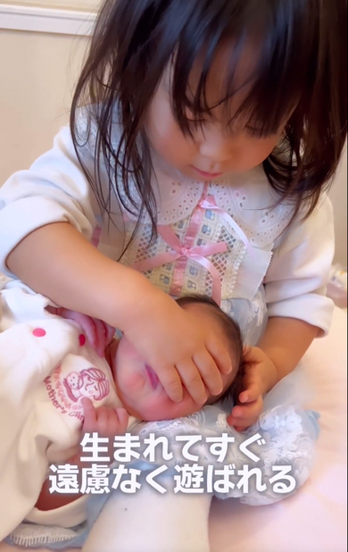 生まれた瞬間から3歳姉に遊ばれる0歳妹