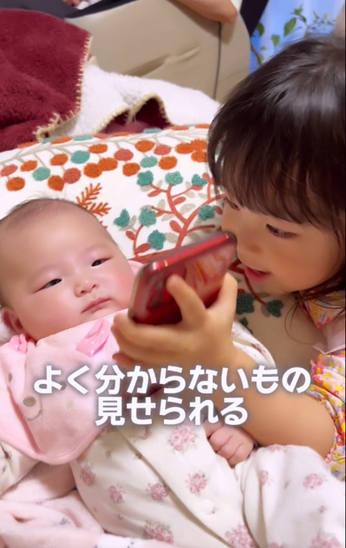 3歳姉によく分からないものを見せられる0歳妹