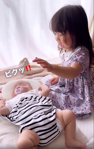 3歳姉の子守唄にびっくりする0歳妹