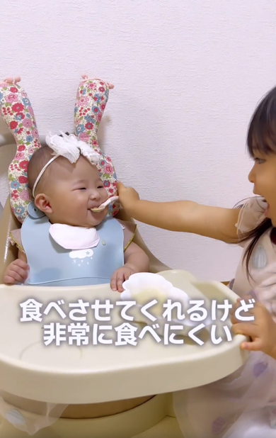 離乳食を食べさせてくれる3歳姉