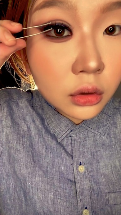 つけまつげをつける女性