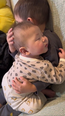 赤ちゃんを寝かしつける子ども