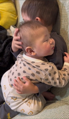 赤ちゃんを寝かしつける子ども