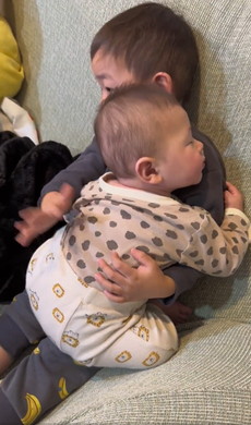 赤ちゃんを寝かしつける子ども