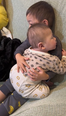 赤ちゃんを寝かしつける子ども