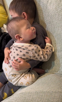 赤ちゃんを寝かしつける子ども