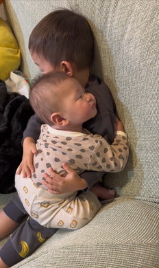 赤ちゃんを寝かしつける子ども