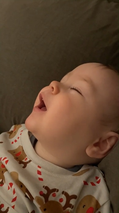 寝言でパパとつぶやいた赤ちゃん