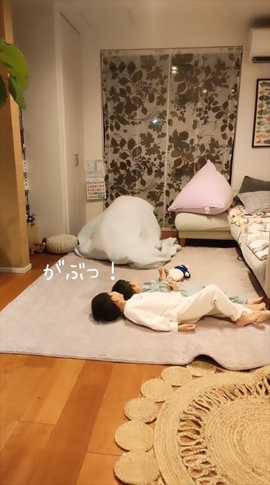 毛布おばけに食べられ待ちの息子たちとワンコ