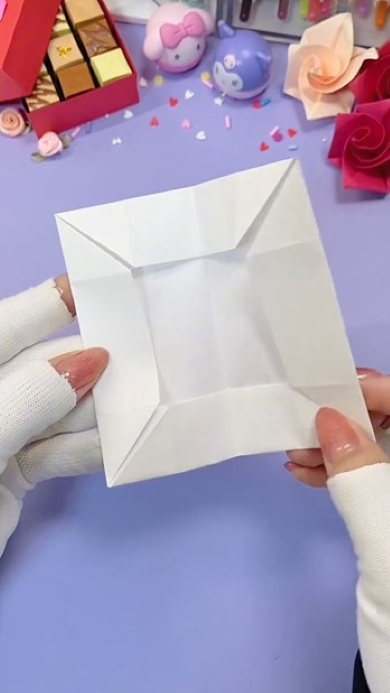 白い折り紙を折る画像