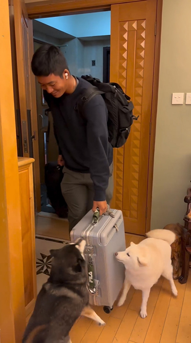 トランクを部屋に入れるお兄ちゃん