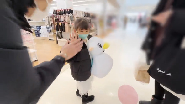 女の子とぬいぐるみ