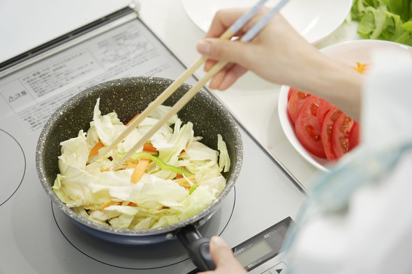 料理中に使っている箸