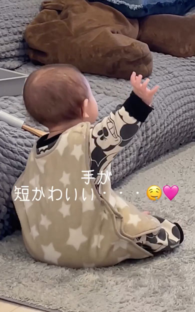 挙手でお返事をする赤ちゃん