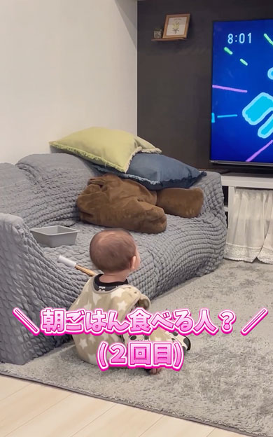 挙手でお返事をする赤ちゃん