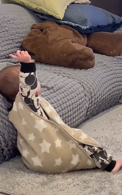 挙手でお返事をする赤ちゃん