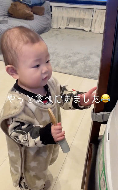 挙手でお返事をする赤ちゃん