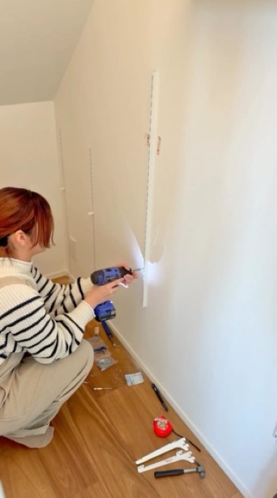 棚柱を取り付ける女性