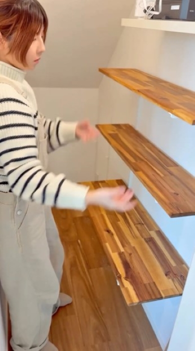 棚板を取り付ける女性