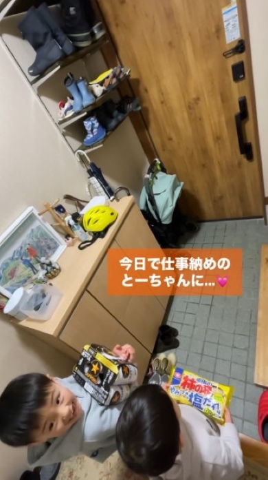 玄関で父を待つ子どもたち