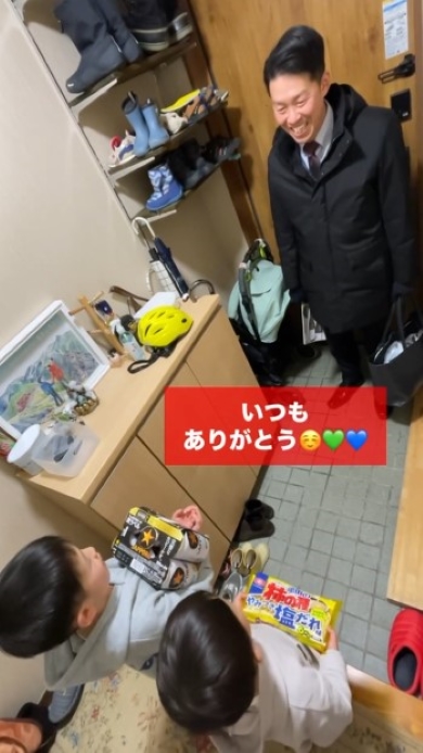 父をねぎらう子どもたち