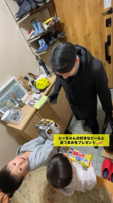 子どもたちをハグする父