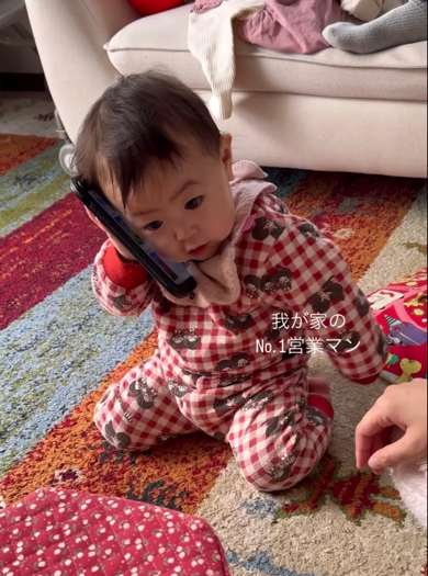 電話をする赤ちゃん