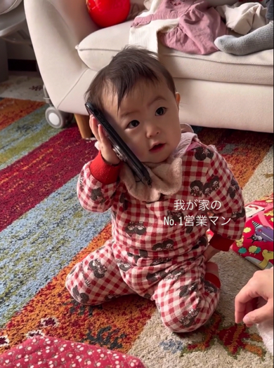 頷きながら電話する赤ちゃんがかわいい
