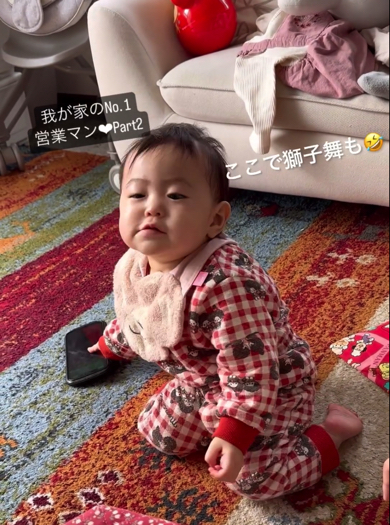 「獅子舞」の動作も披露する赤ちゃん