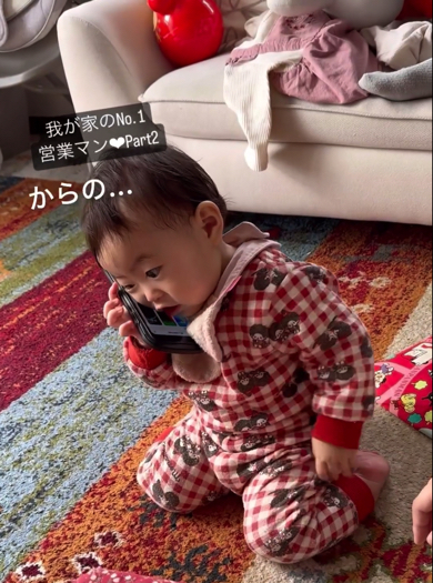 再び電話対応をする赤ちゃん