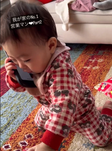 電話しながら立ち上がる赤ちゃん