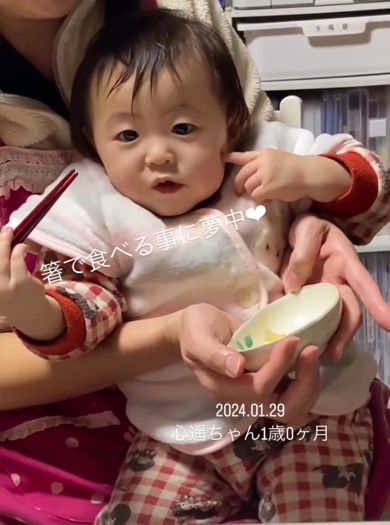 箸を使いこなす赤ちゃん