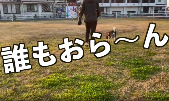 広場には誰もいない様子