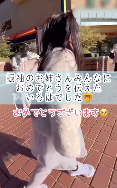 新成人に「おめでとう」を言う女の子