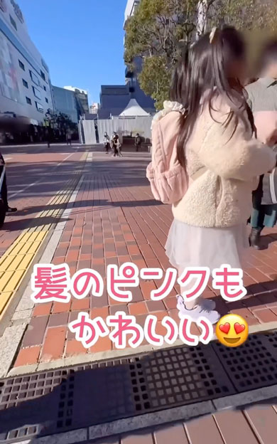 新成人に「おめでとう」を言う女の子