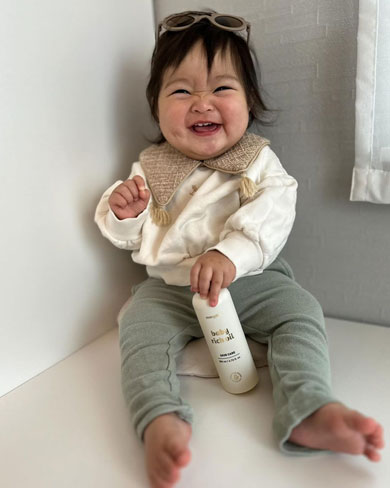 豪快に笑う1歳の女の子