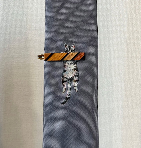 ネクタイに猫の絵