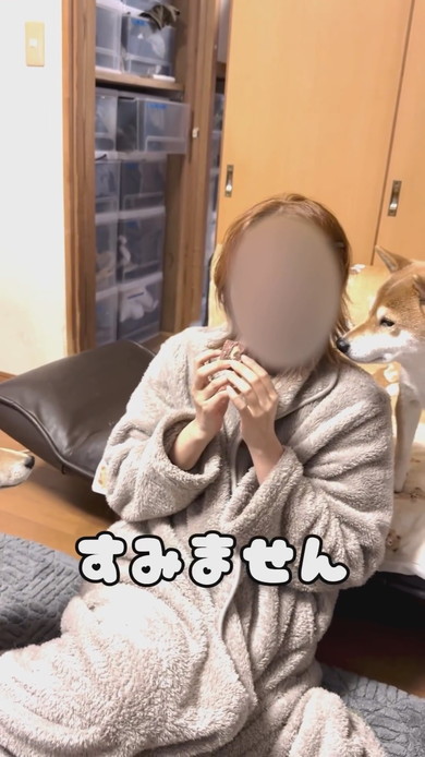 焼き芋を持つ飼い主さんとワンコ2匹