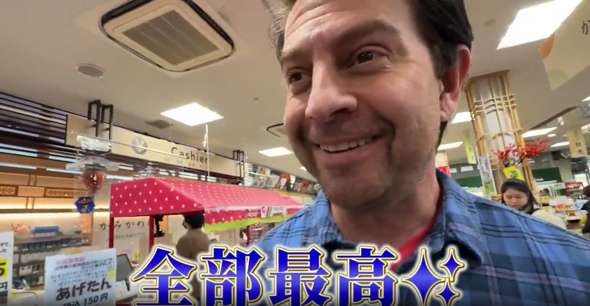 たくさん陳列されたグルメに満面の笑顔のアメリカ人夫