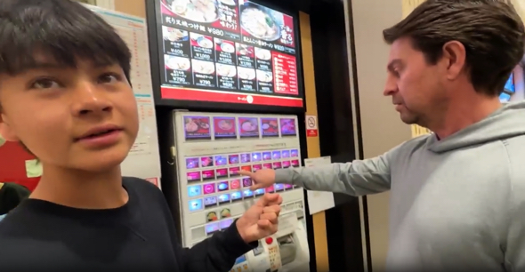 フードコートの券売機でラーメンを選ぶアメリカ人夫