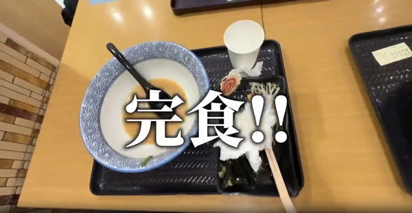 ラーメンセットをきれいに完食するアメリカ人夫