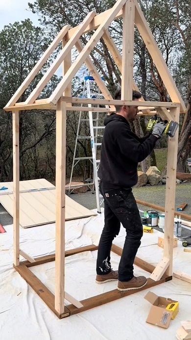 娘の誕生日にアニメ「ペッパピッグ」の家を造るパパ