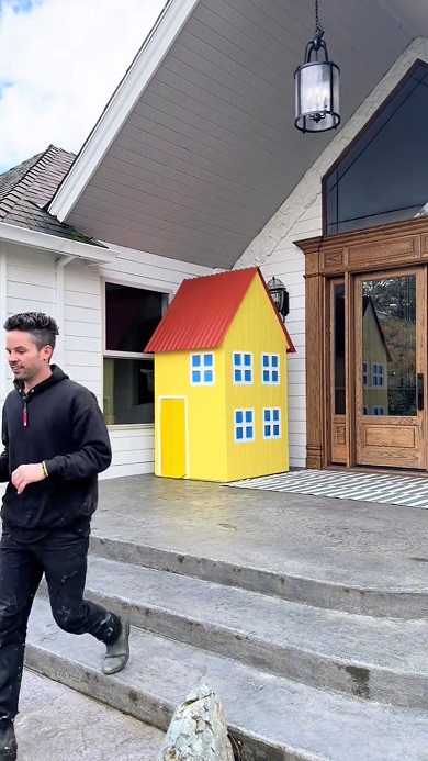 娘の誕生日にアニメ「ペッパピッグ」の家を造るパパ