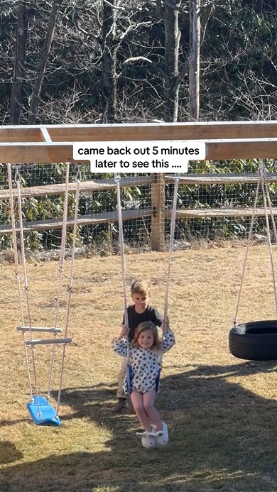 妹をブランコに乗せるため奮闘するお兄ちゃん