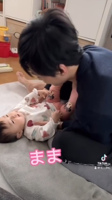 兄と遊ぶ赤ちゃん