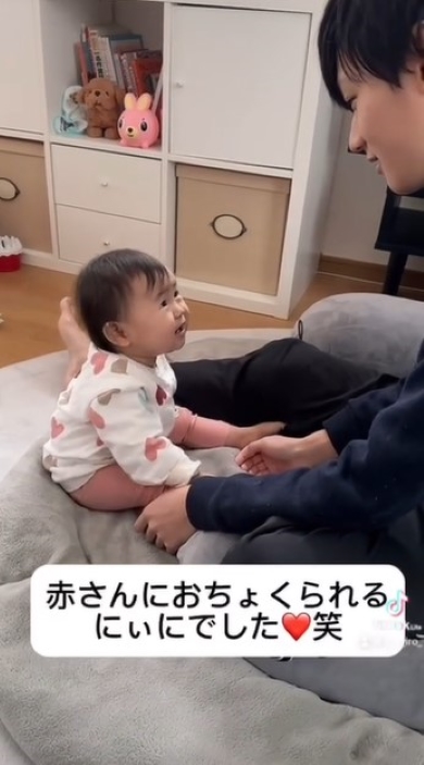 兄と遊ぶ赤ちゃん