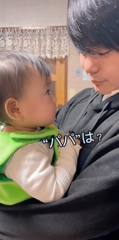 赤ちゃんを抱っこしているパパ