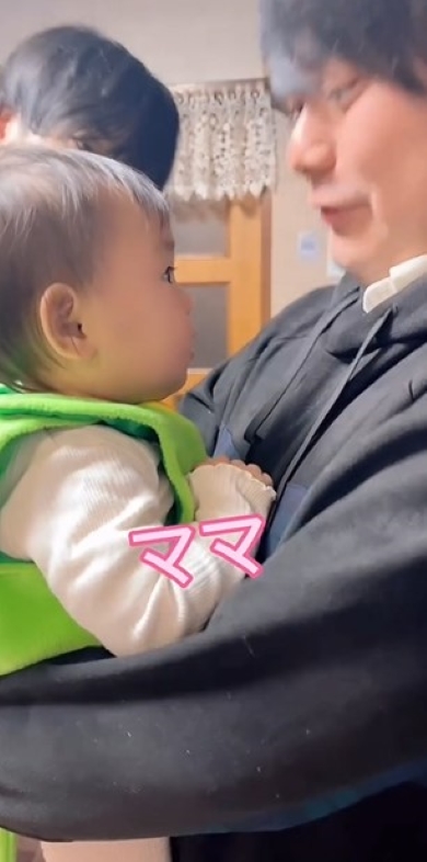 赤ちゃんを抱っこしているパパ