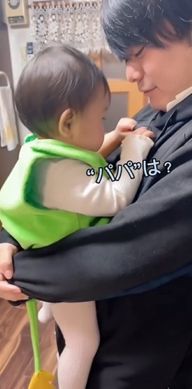 赤ちゃんを抱っこしているパパ